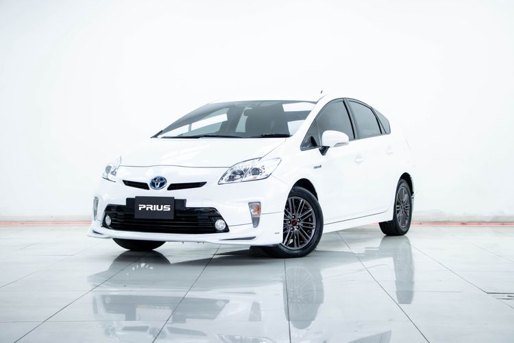 รถ Toyota Prius 1.8 TRD Sportivo สี ขาว