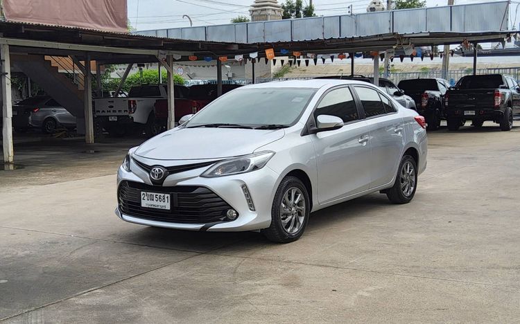 รถ Toyota Vios 1.5 Mid สี บรอนซ์เงิน