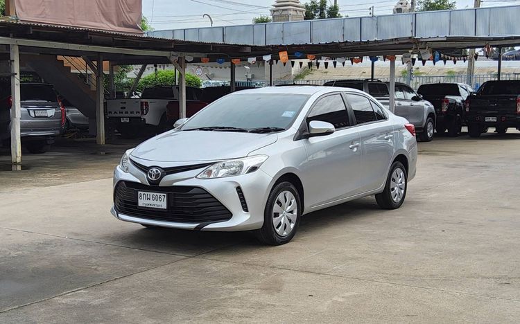 รถ Toyota Vios 1.5 Entry สี บรอนซ์เงิน