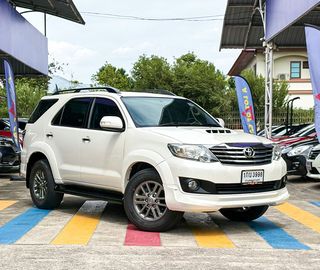 Toyota Fortuner 3.0 V ปี 2012 จดทะเบียนปี 2013 รถมือเดียวจากป้ายแดง ย้ำ รถมือเดียว เดิมๆทั้งคัน ไม่ช้ำ น็อตไม่เคยขยับ สวยจัด ฟรีดาวน์