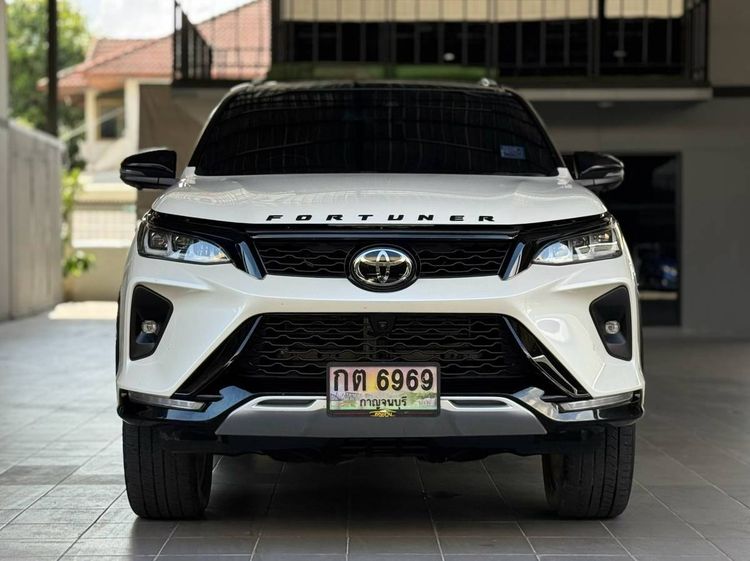 Toyota Fortuner 2021 2.4 Legender Black Top Utility-car ดีเซล เกียร์อัตโนมัติ ขาว รูปที่ 2