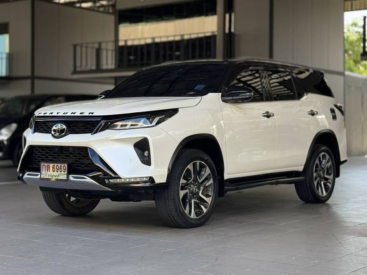 รถ Toyota Fortuner 2.4 Legender Black Top สี ขาว