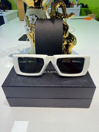 แว่นตากันแดด PRADA SPR 24Y แว่นกันแดดทรงเหลี่ยม สีขาว เลนส์เทา พร้อมกล่อง