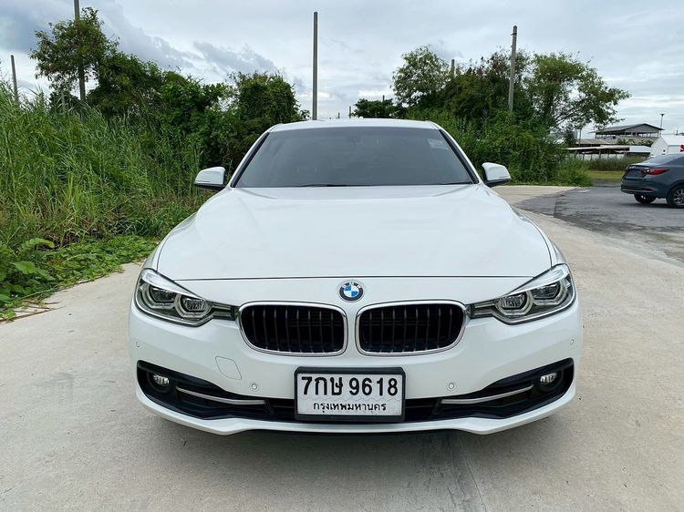 BMW Series 3 2019 330e Sedan ปลั๊กอินไฮบริด (PHEV) ไม่ติดแก๊ส เกียร์อัตโนมัติ ขาว รูปที่ 2