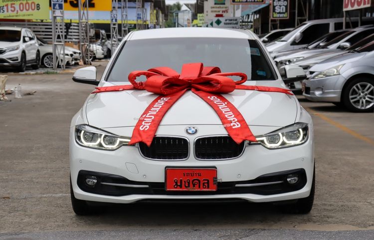 BMW Series 3 2019 330e Sedan ปลั๊กอินไฮบริด (PHEV) ไม่ติดแก๊ส เกียร์อัตโนมัติ ขาว รูปที่ 2
