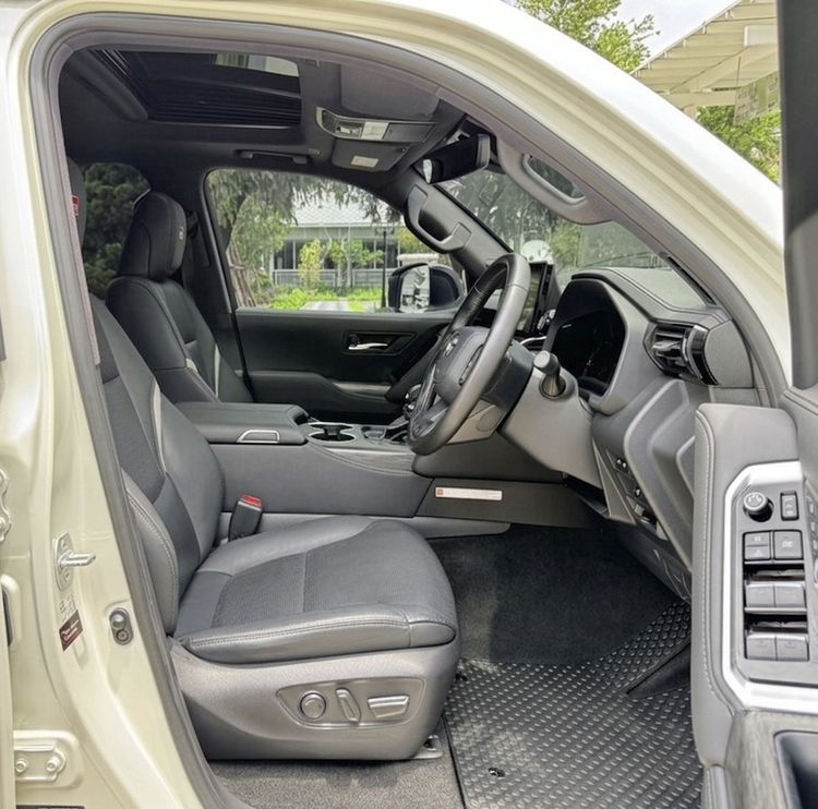 Toyota Land Cruiser 2022 3.3 300 Gr Sport 4WD SUV ดีเซล ไม่ติดแก๊ส เกียร์อัตโนมัติ ขาว รูปที่ 3