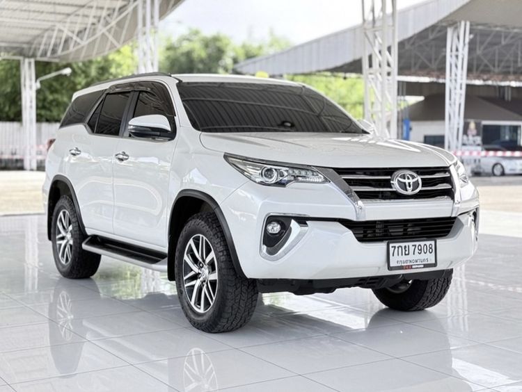 รถ Toyota Fortuner 2.4 V สี ขาว
