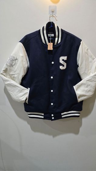 เสื้อคลุมในภาพคือ เสื้อแจ็คเก็ตเบสบอล (Seoul National University - SNU) รูปที่ 2