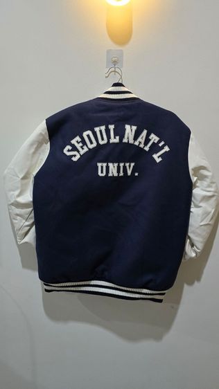 เสื้อคลุมในภาพคือ เสื้อแจ็คเก็ตเบสบอล (Seoul National University - SNU) รูปที่ 4