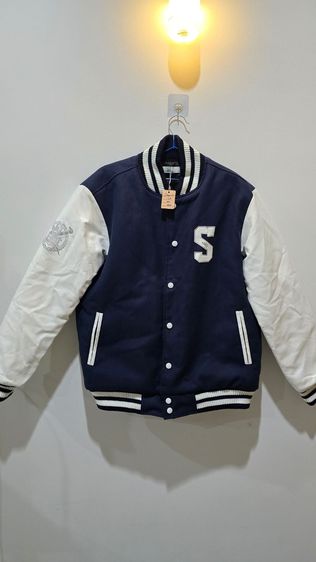 เสื้อคลุมในภาพคือ เสื้อแจ็คเก็ตเบสบอล (Seoul National University - SNU)