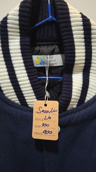 เสื้อคลุมในภาพคือ เสื้อแจ็คเก็ตเบสบอล (Seoul National University - SNU) รูปที่ 3