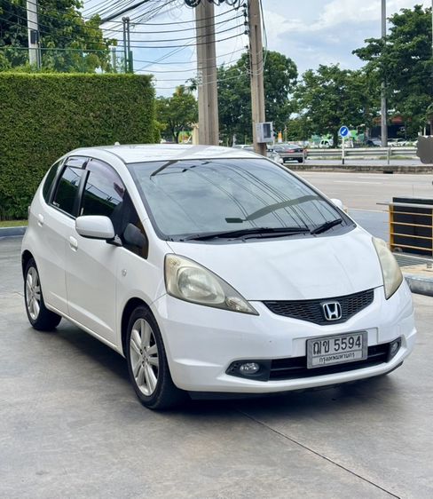 รถ Honda Jazz 1.5 V สี ขาว
