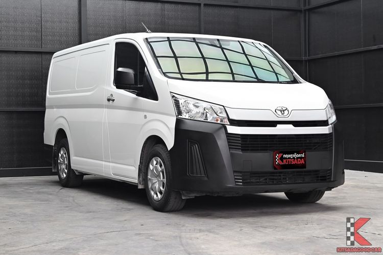 รถ Toyota Hiace 2.8 economy สี ขาว