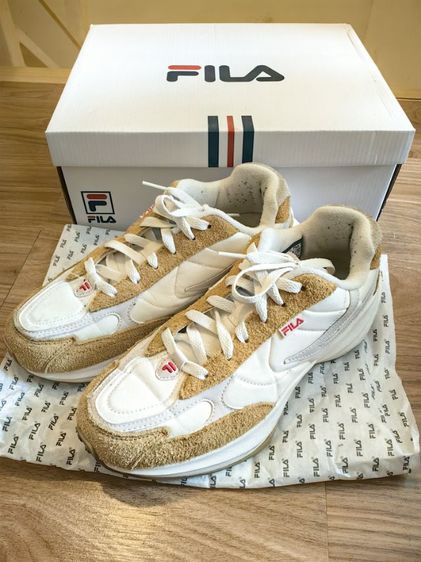 หลากสี อื่นๆ UK 7 | EU 40 2/3 | US 8.5 รองเท้าผ้าใบ Fila รุ่น Tribal Race 1999 สีขาวตัดกับหนังกลับสีเบจน้ำตาล