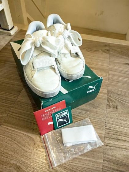 รองเท้าผ้าใบ PUMA รุ่น Basket Heart สีขาวโดดเด่นด้วยเชือกรองเท้าทรงโบว์ขนาดใหญ่ รูปที่ 2
