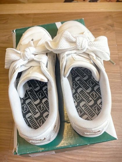 รองเท้าผ้าใบ PUMA รุ่น Basket Heart สีขาวโดดเด่นด้วยเชือกรองเท้าทรงโบว์ขนาดใหญ่ รูปที่ 4