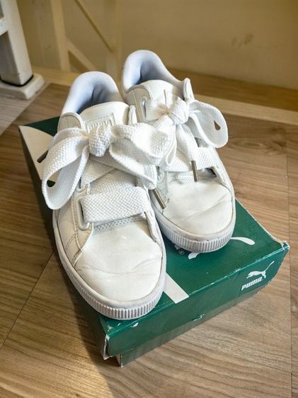 อื่นๆ UK 5.5 | EU 38 2/3 | US 7 รองเท้าผ้าใบ PUMA รุ่น Basket Heart สีขาวโดดเด่นด้วยเชือกรองเท้าทรงโบว์ขนาดใหญ่