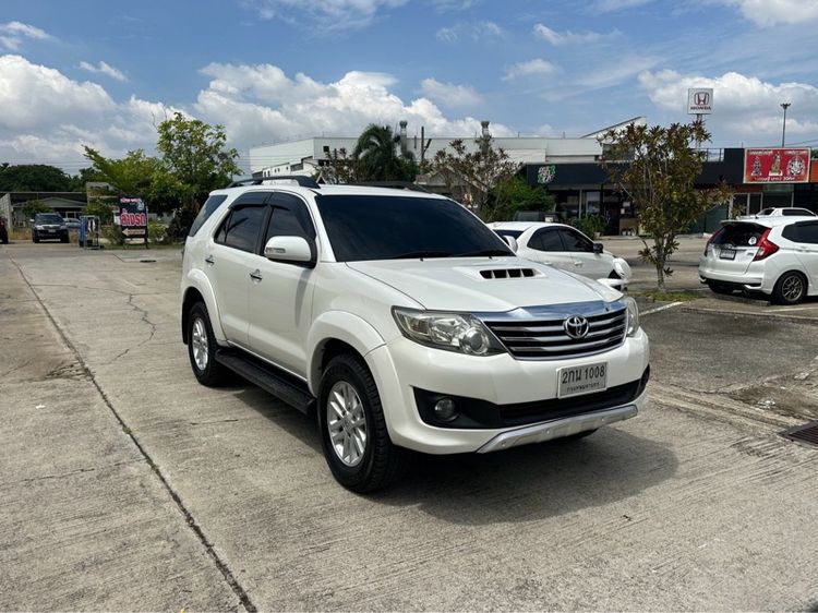 รถ Toyota Fortuner 3.0 V สี ขาว