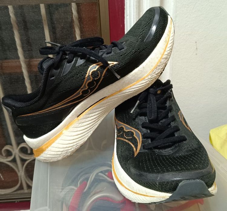 ขายถูก Saucony Endorphin Speed 3 size 40.5-255cm ของแท้ สภาพสวย เบามาก ใส่นิ่มสบาย