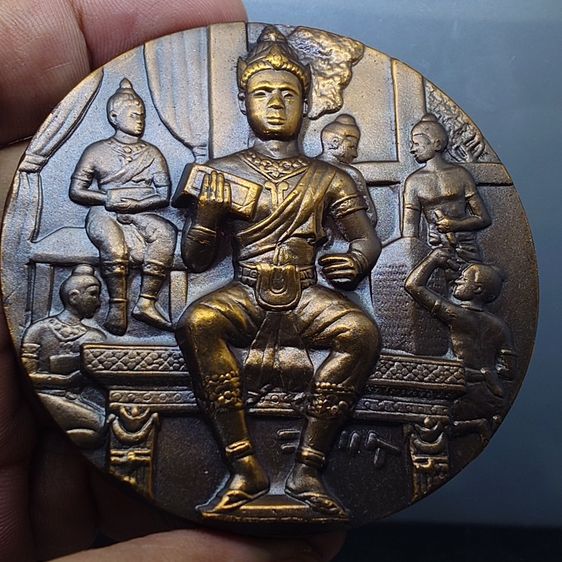 เหรียญที่ระลึก 700 ปี ลายสือไทย เนื้อทองแดงรมดำ ขนาด 7 เซน ปี2526 พร้อมกล่องเดิม รูปที่ 5