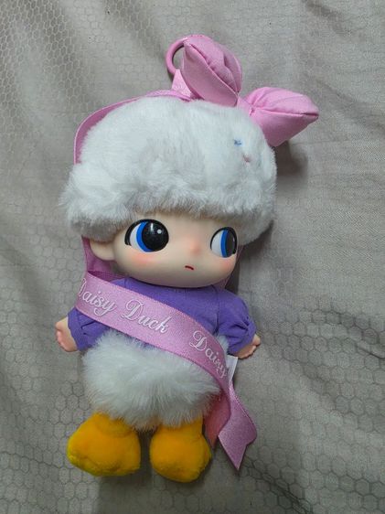 pop mart พวงกุญแจ Dimoo World × Disney Series Vinyl Plush Keychain ในรุ่น Daisy Duck