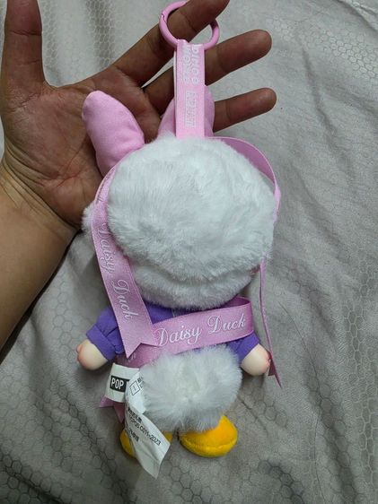 pop mart พวงกุญแจ Dimoo World × Disney Series Vinyl Plush Keychain ในรุ่น Daisy Duck รูปที่ 4
