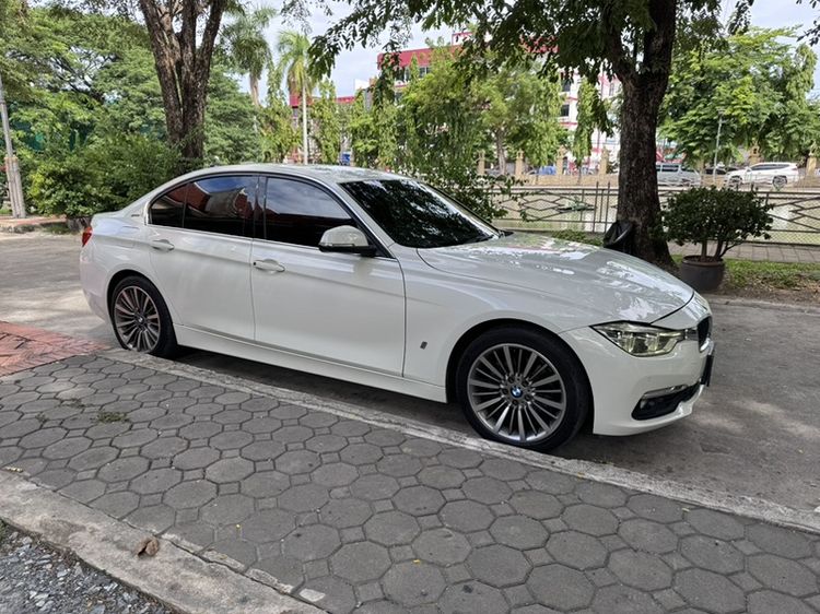 BMW Series 3 2017 330e Sedan ปลั๊กอินไฮบริด (PHEV) ไม่ติดแก๊ส เกียร์อัตโนมัติ ขาว