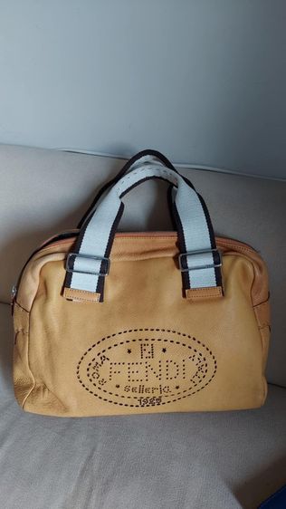 กระเป๋าถือ Fendi ถือได้คล้องไหล่ได้