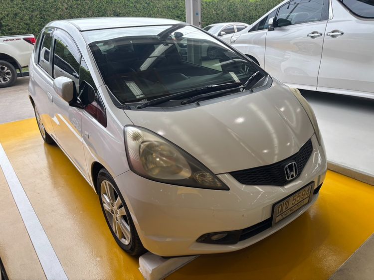 รถ Honda Jazz 1.5 V สี ขาว