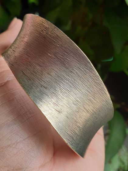 📌ราคา 2,990.-รวมส่งกำไลเงินแท้ งานเก่าโบราณถมทอง หนัก 29.7 กรัม หน้ากว้าง 29 มม.  มือสองตามสภาพ ปรับตามข้อมือได้ค่ะ รูปที่ 2
