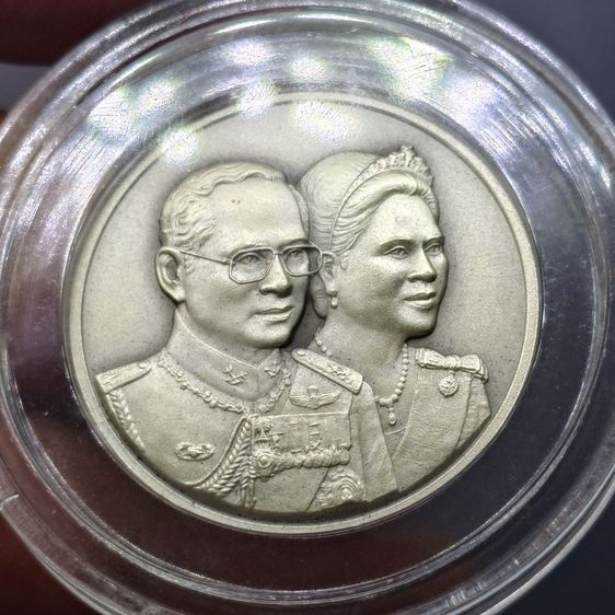 เหรียญเงินรมดำ ที่ระลึก 60 ปี พระบรมราชาภิเษกสมรส พ.ศ.2553 พร้อมกล่องไม้ และใบเซอร์ รูปที่ 4