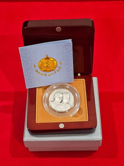 เหรียญเงินรมดำ ที่ระลึก 60 ปี พระบรมราชาภิเษกสมรส พ.ศ.2553 พร้อมกล่องไม้ และใบเซอร์