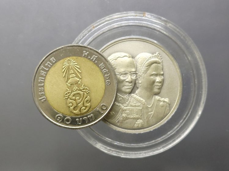 เหรียญเงินรมดำ ที่ระลึก 60 ปี พระบรมราชาภิเษกสมรส พ.ศ.2553 พร้อมกล่องไม้ และใบเซอร์ รูปที่ 6