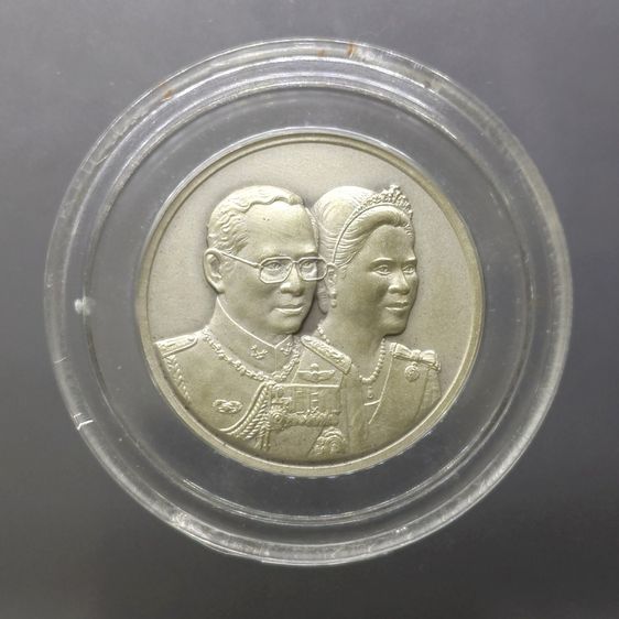 เหรียญเงินรมดำ ที่ระลึก 60 ปี พระบรมราชาภิเษกสมรส พ.ศ.2553 พร้อมกล่องไม้ และใบเซอร์ รูปที่ 2