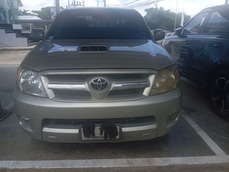 รถ Toyota Hilux Vigo 2.5 E สี บรอนซ์เงิน