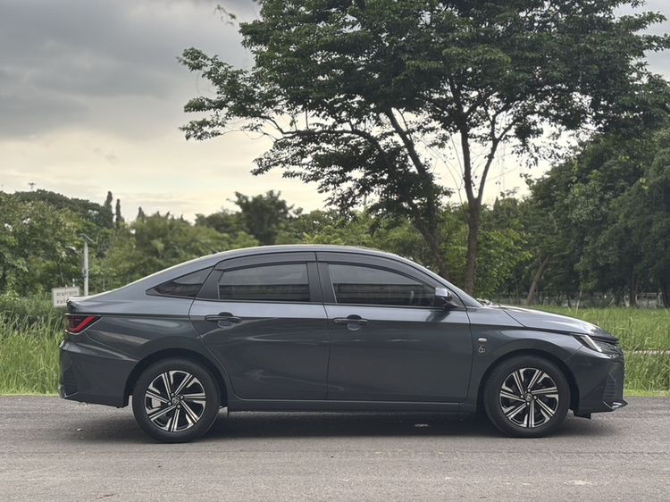 Toyota Yaris ATIV 2022 1.2 Sport Premium Sedan เบนซิน ไม่ติดแก๊ส เกียร์อัตโนมัติ เทา รูปที่ 4