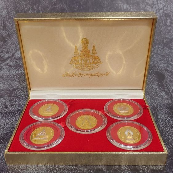 เหรียญพระพุทธปัญจภาคี เนื้อทองแดงชุบสามกษัตริย์ พิมพ์ใหญ่ ที่ระลึกพระราชพิธีกาญจนาภิเษก ในหลวงรัชกาลที่9 ปี พ.ศ.2539 พร้อมกล่อง รูปที่ 2