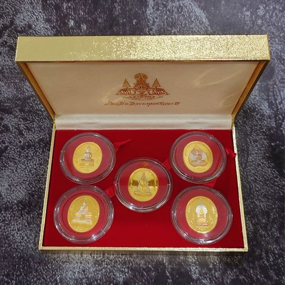 เหรียญพระพุทธปัญจภาคี เนื้อทองแดงชุบสามกษัตริย์ พิมพ์ใหญ่ ที่ระลึกพระราชพิธีกาญจนาภิเษก ในหลวงรัชกาลที่9 ปี พ.ศ.2539 พร้อมกล่อง