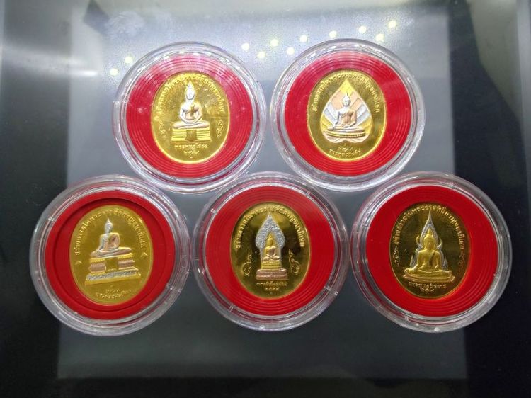 เหรียญพระพุทธปัญจภาคี เนื้อทองแดงชุบสามกษัตริย์ พิมพ์ใหญ่ ที่ระลึกพระราชพิธีกาญจนาภิเษก ในหลวงรัชกาลที่9 ปี พ.ศ.2539 พร้อมกล่อง รูปที่ 3