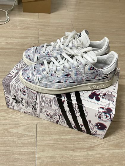 รองเท้า adidas