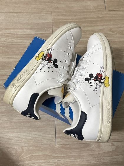 รองเท้า Adidas