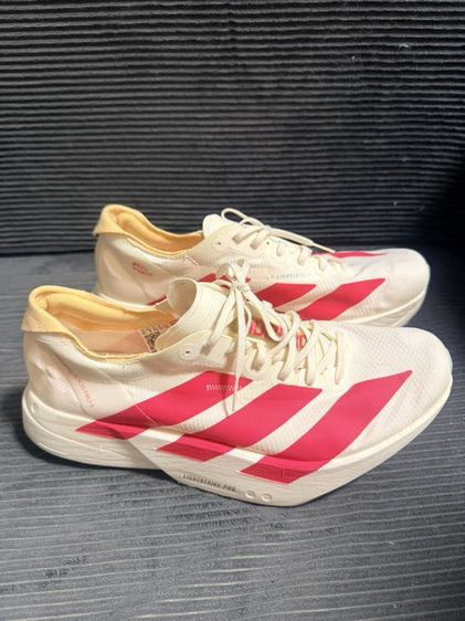 อื่นๆ ผู้ชาย ขาว Adidas Adizero Adios Pro 4 ครับ (มชื่อรุ่นระบุไว้ชดเจนที่ด้านข้างรองเท้าในรูปที่ 2) เป็นรองเท้าวิ่งสำหรับแข่งขัน (racing shoe) ในซีรีส Adizero ที่ใช้พื้น Lightstrike Pro