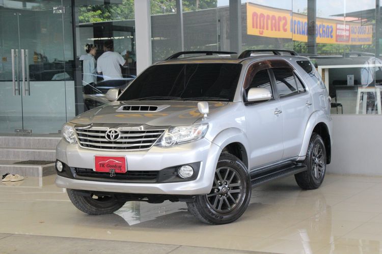รถ Toyota Fortuner 2.5 V สี เทา
