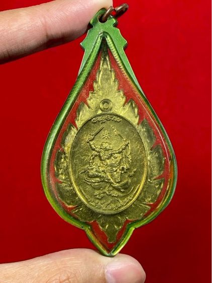 เหรียญพัดยศหนุมาน รุ่นเสาร์ 5 มหาปราบ ซึ่งเป็นวัตถุมงคลของ หลวงพ่อสิน วัดละหารใหญ่ จ.ระยอง