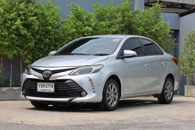 รถ Toyota Vios 1.5 Mid สี บรอนซ์เงิน