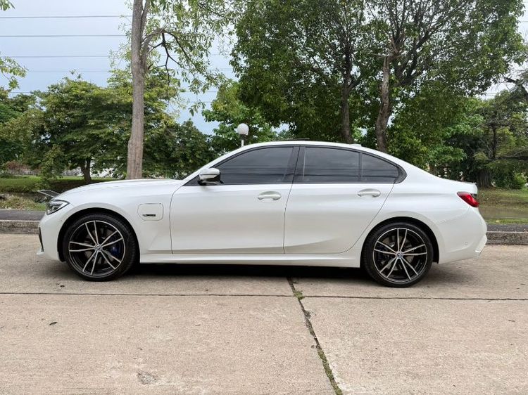 BMW Series 3 2022 330e Sedan เบนซิน ไม่ติดแก๊ส เกียร์อัตโนมัติ ขาว รูปที่ 4
