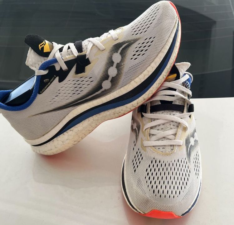 ขาบถูก Saucony Endorphin Pro 2 size 40/250cm ของแท้ สภาพสวย เบานุ่มเด้ง