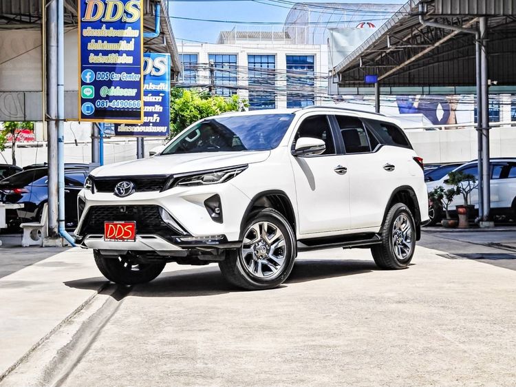 รถ Toyota Fortuner 2.4 Leader V สี ขาว