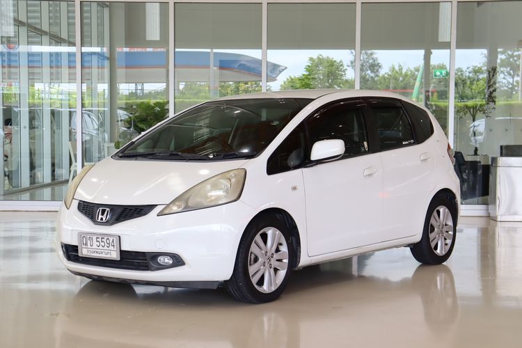 รถ Honda Jazz 1.5 V สี ขาว