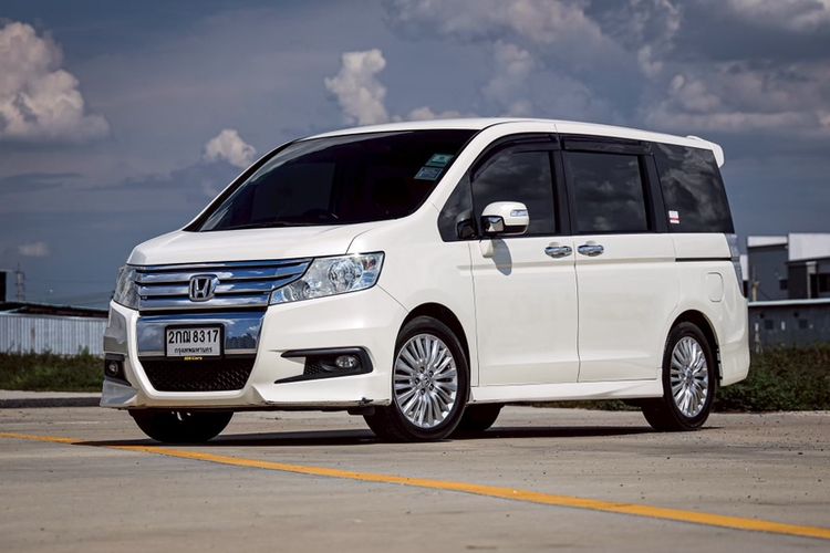 รถ Honda Stepwagon 2.0 JP สี ขาว